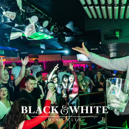 Rzucam worki w tłum. Tematyczne party w Clubie Black&White [ZDJĘCIA]