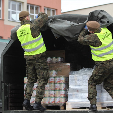 Żołnierze z Komorowa dostarczają żywność potrzebującym