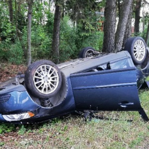 Dachowanie volvo w Wykrocie [FOTO]