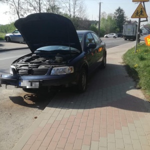 Wypadek w Goworówku. Kierowca vw zasnął za kierownicą i uderzył w słup [ZDJĘCIA]