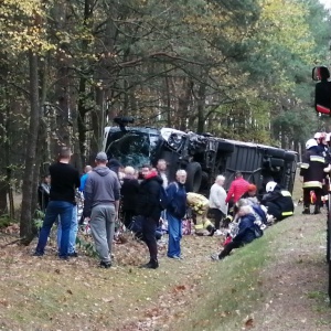 Makabryczny wypadek autobusu na DK-61 pod Ostrołęką. Jest wielu rannych [AKTUALIZACJA, NOWE ZDJĘCIA]
