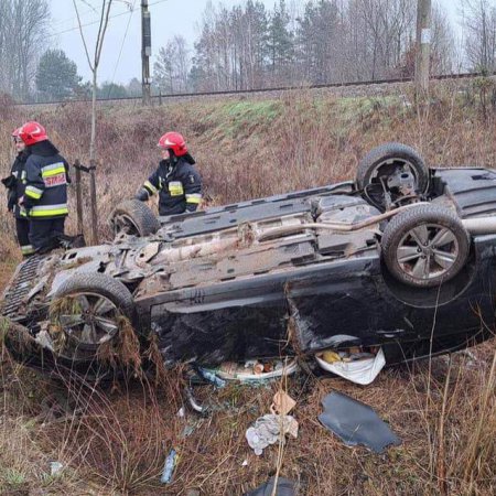 Niebezpieczny wypadek w Pasiekach. Osobówką podróżowały trzy osoby [ZDJĘCIA]