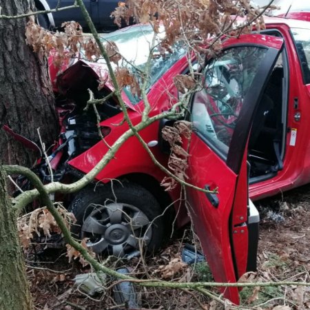 Groźny wypadek! Auto uderzyło w drzewo. Ranne cztery osoby