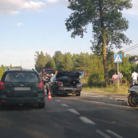 Kolizja trzech aut w Kadzidle. Sprawca z mandatem 1050 zł [ZDJĘCIA]