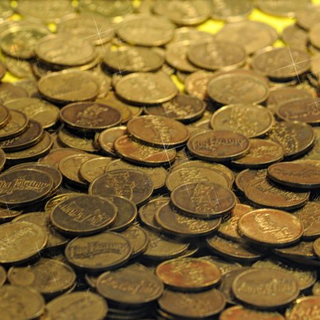Inwestycja w “złote” monety zrealizowana na parkingu okazała się oszustwem. Senior stracił 12 tysięcy złotych!