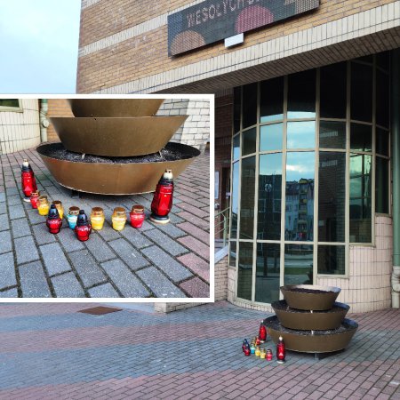 Znicze przed Ostrołęckim Centrum Kultury. W hołdzie Krzysztofowi Krawczykowi
