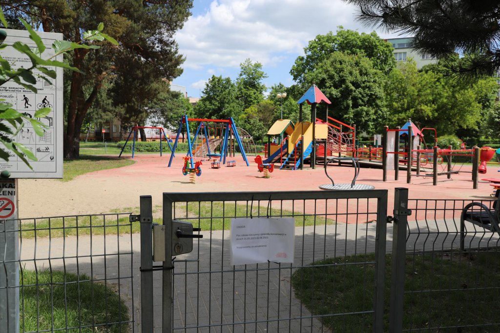 Plac zabaw w parku miejskim, fot. eOstroleka.pl