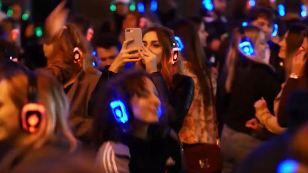 fot. Youtube /  Silent Disco Party