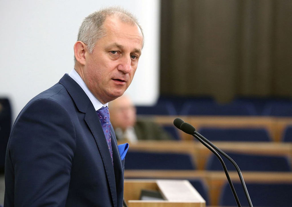 By Kancelaria Senatu Rzeczypospolitej Polskiej, CC BY-SA 3.0 pl, https://commons.wikimedia.org/w/index.php?curid=33938405