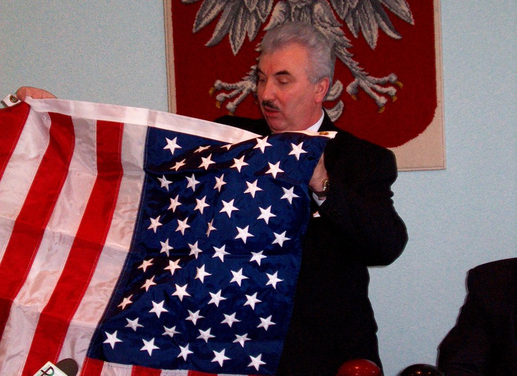 Prezydent Ryszard Załuska z flagą USA, którą przywiózł z wyprawy