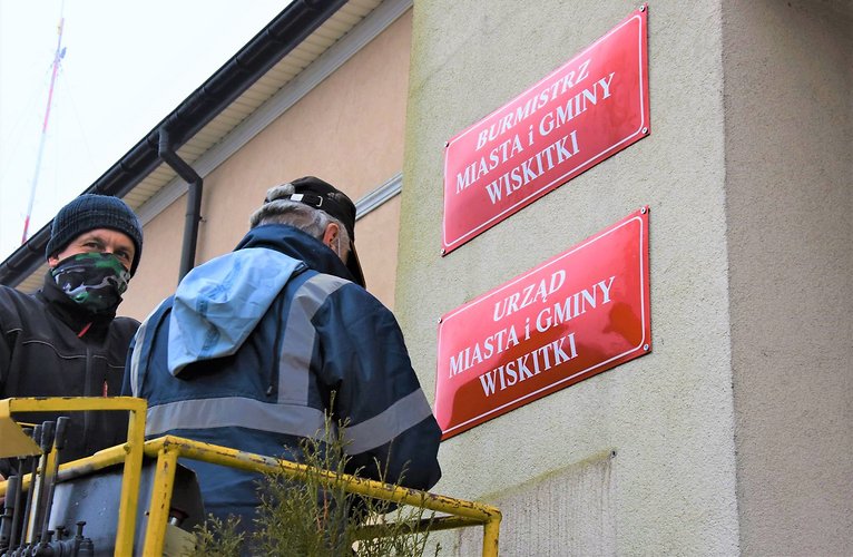 Tablice na fasadzie budynku urzędu miasta i gminy Wiskitki  już zostały wymienione, fot. Facebook Miasto i Gmina Wiskitki